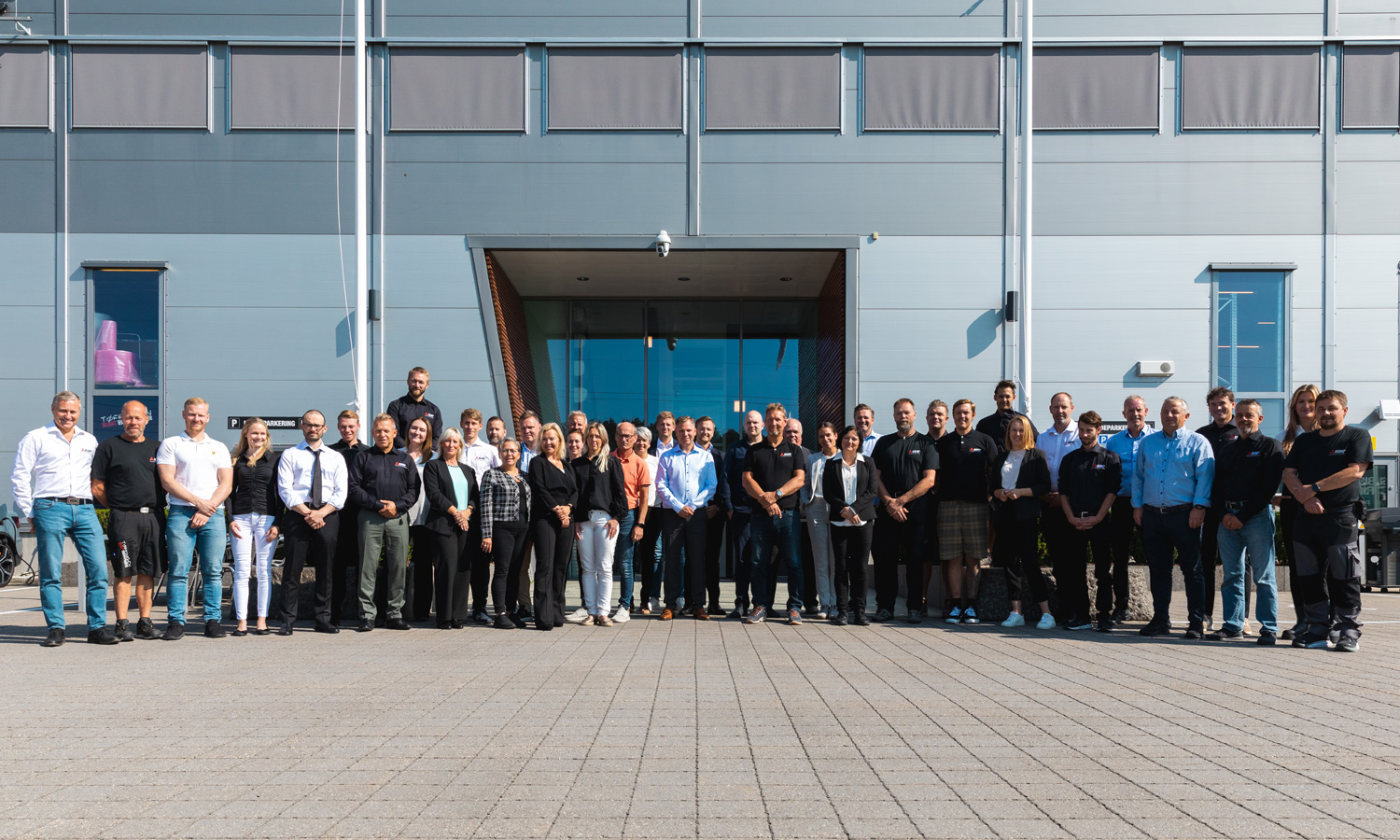 Alle ansatte hos Mitsubishi Electric B.V. Norwegian Branch. Foto