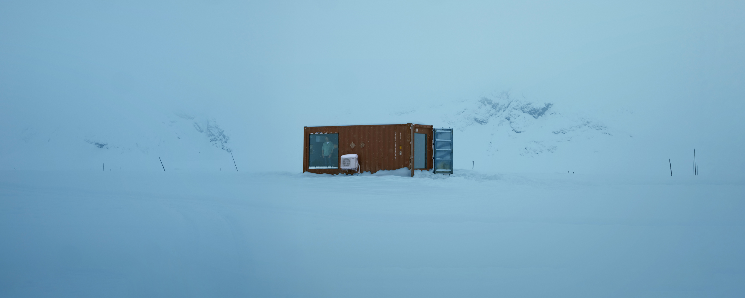 Container ute i vinterlandskap. Foto.