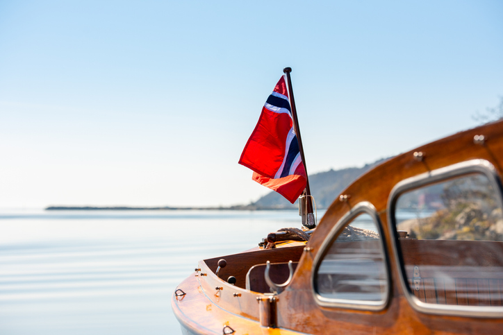 snekke med norsk flagg