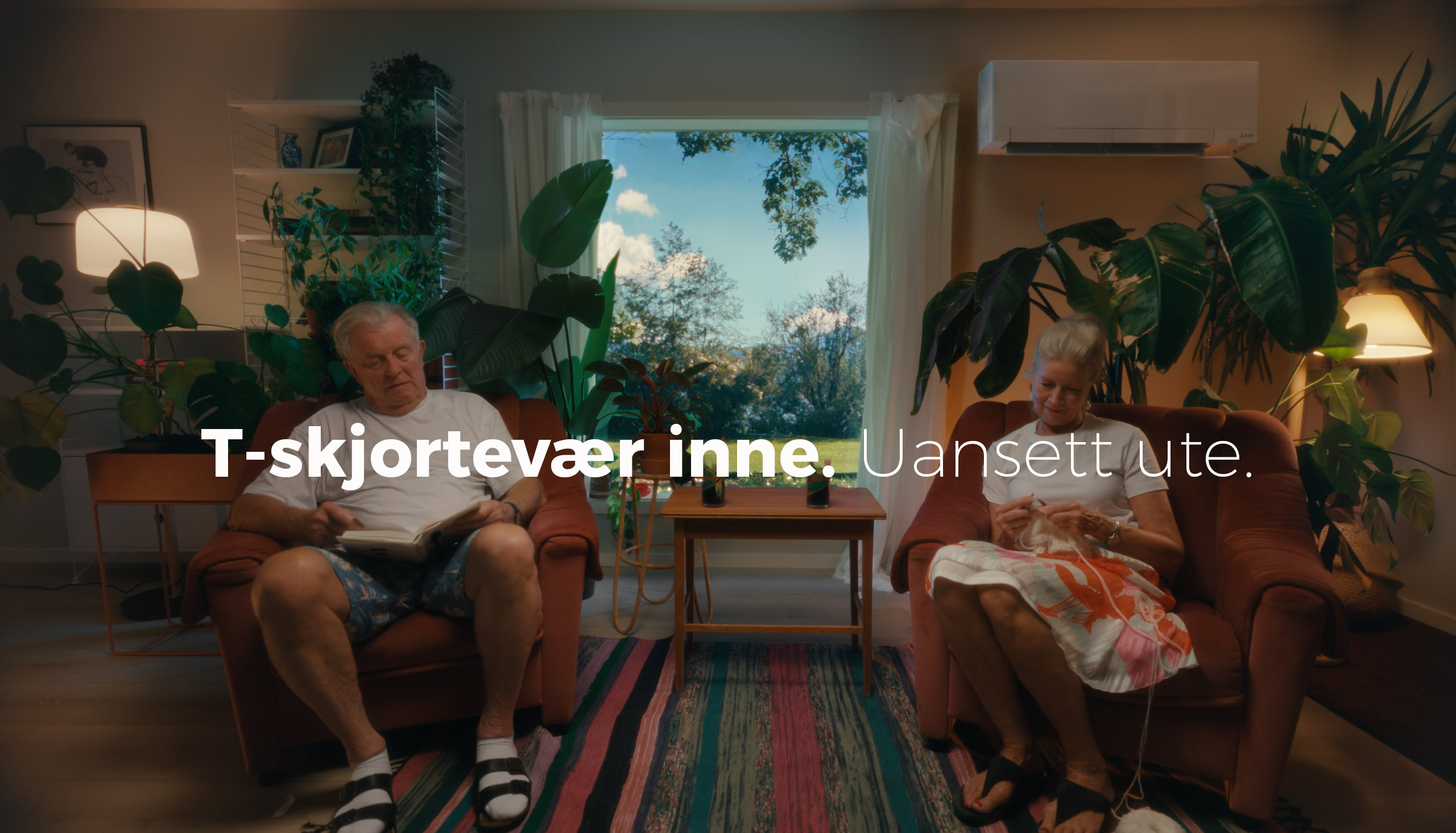 Pensjonister som sitter inne ikledd t-skjorter. Foto.